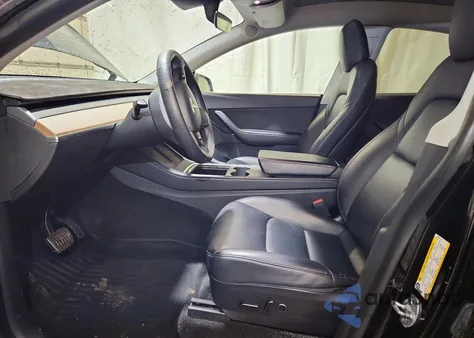 2021 Tesla Model Y z USA, uszkodzony, nr VIN 5YJYGDEE4MF122068